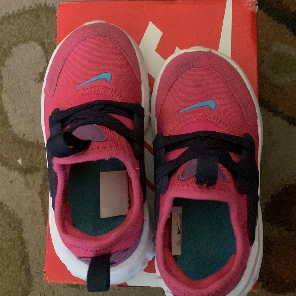 Pink Nike presto’s (comes with box) normal wear